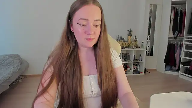 WalkingGirl online show from June 22, 1:08 pm