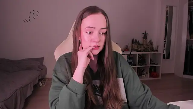 Snapshot of WalkingGirl chatting on November 27, 10:43 pm WalkingGirl online show from November 27, 10:43 pm