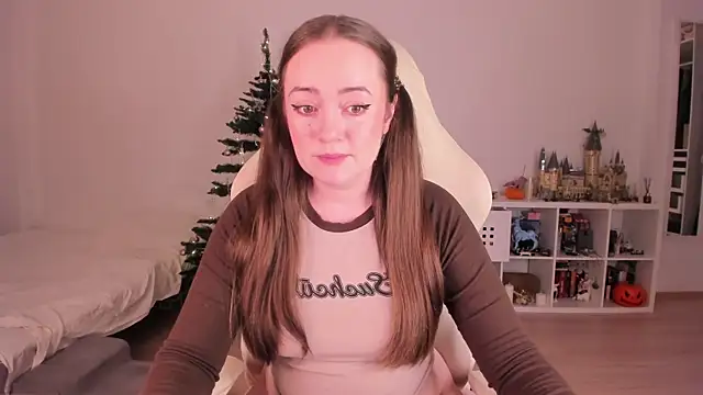 Snapshot of WalkingGirl chatting on December 17, 1:43 am WalkingGirl online show from December 17, 1:43 am