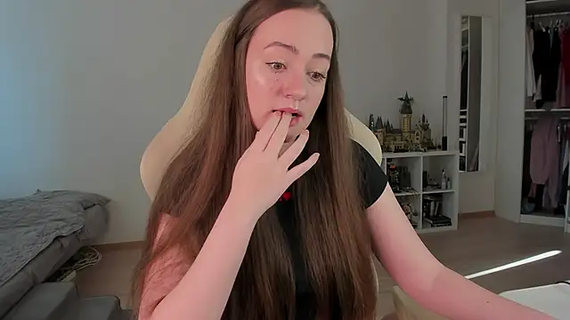 WalkingGirl online show from April 13, 1:59 pm