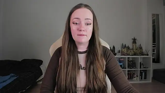 Snapshot of WalkingGirl chatting on February 11, 11:37 pm WalkingGirl online show from February 11, 11:37 pm