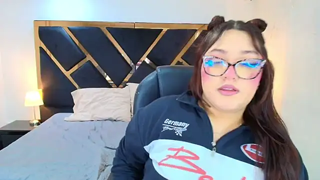 Camiila Osorio online show from May 8, 7:28 pm