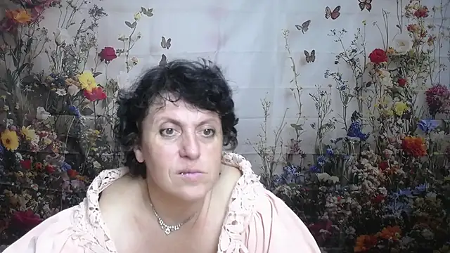 Snapshot of LuciaMii chatting on September 19, 5:06 pm LuciaMii online show from September 19, 5:06 pm
