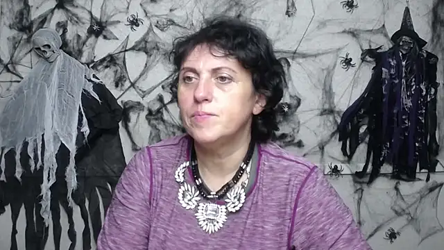 Snapshot of LuciaMii chatting on October 19, 5:05 pm LuciaMii online show from October 19, 5:05 pm