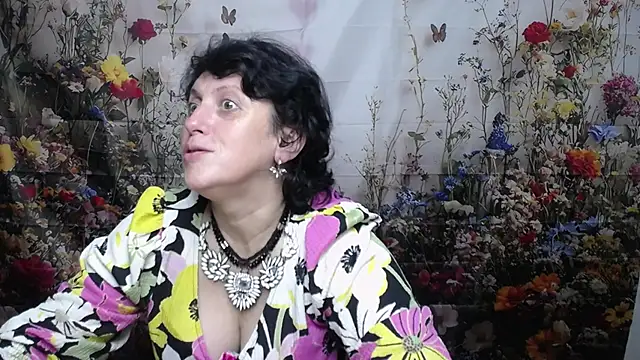 Snapshot of LuciaMii chatting on October 16, 5:10 pm LuciaMii online show from October 16, 5:10 pm