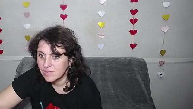 Snapshot of LuciaMii chatting on March 9, 9:35 am LuciaMii online show from March 9, 9:35 am