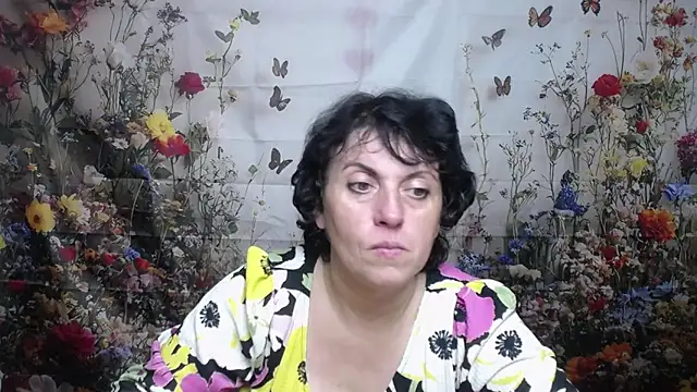 Snapshot of LuciaMii chatting on October 8, 5:02 pm LuciaMii online show from October 8, 5:02 pm