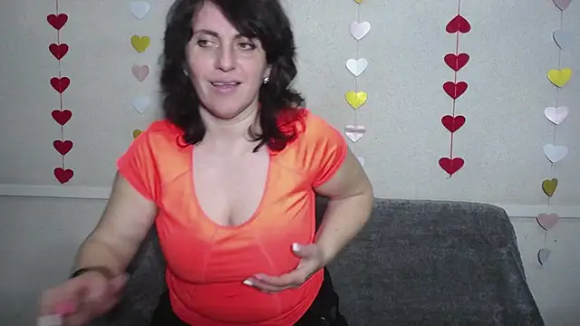 Snapshot of LuciaMii chatting on March 6, 9:20 pm LuciaMii online show from March 6, 9:20 pm