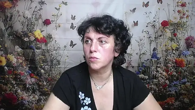 Snapshot of LuciaMii chatting on September 25, 5:19 pm LuciaMii online show from September 25, 5:19 pm