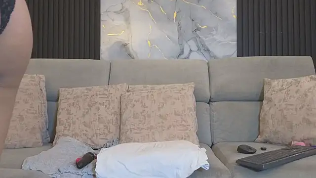 anellejones online show from April 20, 7:26 pm