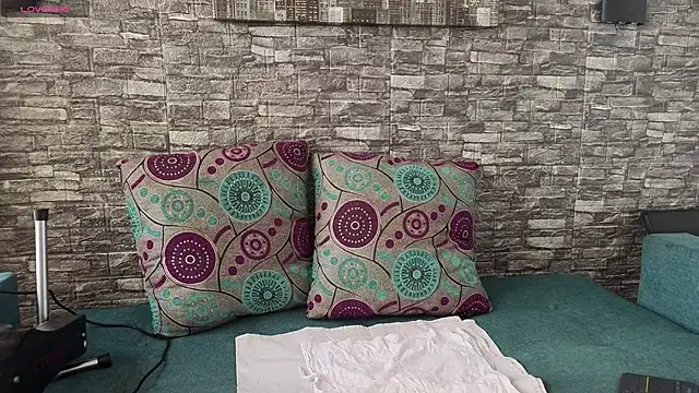 anellejones online show from February 11, 8:20 pm