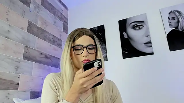 Snapshot of JESSI_NAOMI chatting on January 11, 8:33 am JESSI NAOMI online show from January 11, 8:33 am