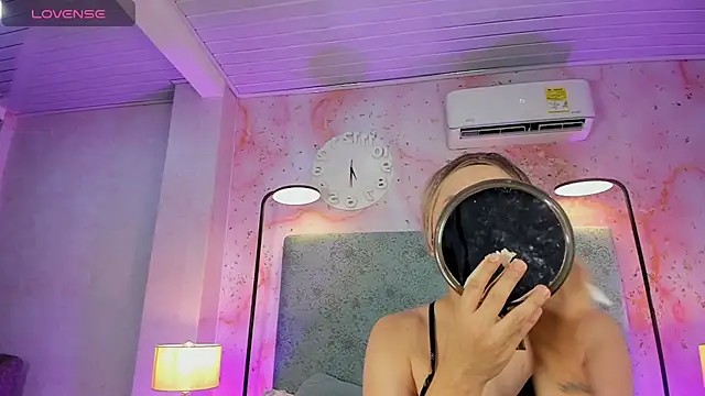 Snapshot of JESSI_NAOMI chatting on November 2, 11:10 pm JESSI NAOMI online show from November 2, 11:10 pm