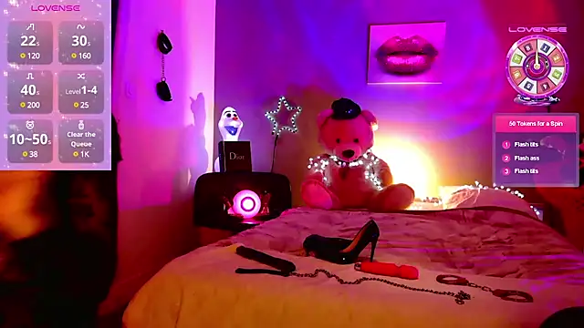 Snapshot of Stripgirl31 chatting on February 11, 12:17 am Stripgirl31 online show from February 11, 12:17 am