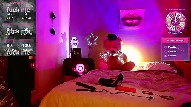 Snapshot of Stripgirl31 chatting on February 11, 9:35 pm Stripgirl31 online show from February 11, 9:35 pm