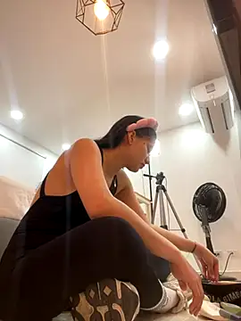 Snapshot of ariel_jonees chatting on November 26, 4:18 pm ariel jonees online show from November 26, 4:18 pm