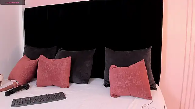 Snapshot of ariel_jonees chatting on October 6, 5:35 pm ariel jonees online show from October 6, 5:35 pm