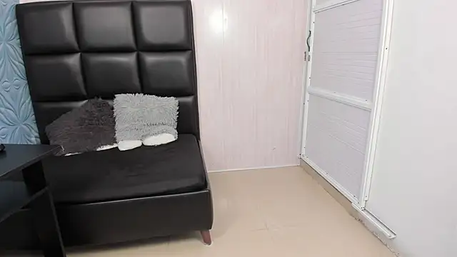 Snapshot of Milk_max_18 chatting on February 9, 2:28 am Milk max 18 online show from February 9, 2:28 am