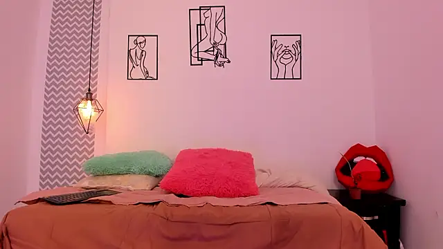 cloehonney online show from February 1, 11:30 am