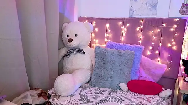 Snapshot of MiahJoness chatting on November 10, 10:37 pm MiahJoness online show from November 10, 10:37 pm