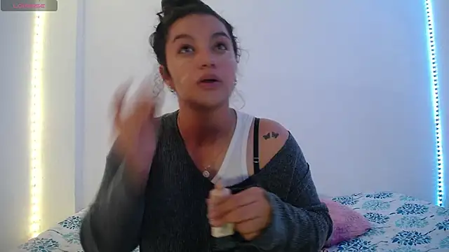 Snapshot of Laurenkenner_ chatting on February 18, 4:47 pm Laurenkenner online show from February 18, 4:47 pm