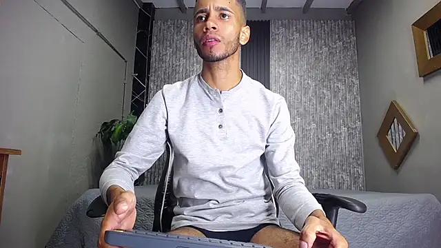 Snapshot of alex_bigcock11 chatting on February 25, 12:05 pm alex bigcock11 online show from February 25, 12:05 pm