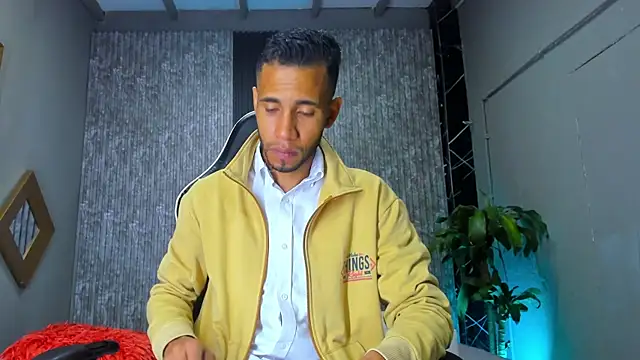 Snapshot of alex_bigcock11 chatting on March 13, 12:24 pm alex bigcock11 online show from March 13, 12:24 pm