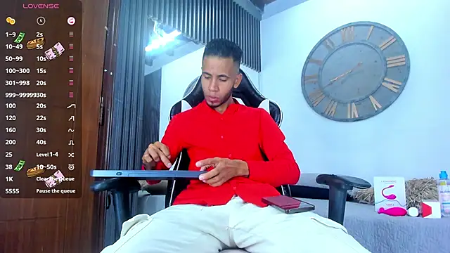 Snapshot of alex_bigcock11 chatting on February 12, 3:29 am alex bigcock11 online show from February 12, 3:29 am