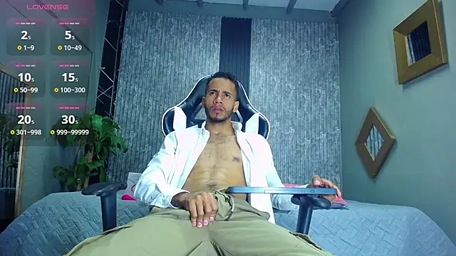 Snapshot of alex_bigcock11 chatting on March 1, 1:07 pm alex bigcock11 online show from March 1, 1:07 pm