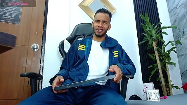 Snapshot of alex_bigcock11 chatting on February 13, 12:11 pm alex bigcock11 online show from February 13, 12:11 pm