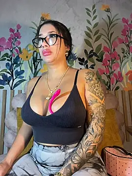 kiim taaylor online show from November 3, 11:47 am