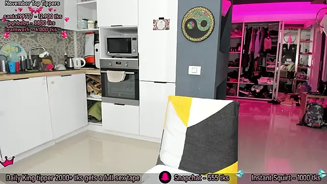 AmySuperHeroes online show from November 26, 2:06 pm