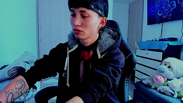juniior 2311  online show from January 31, 7:12 pm