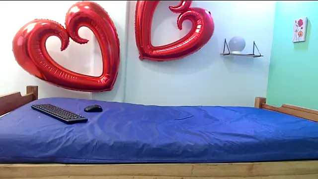 Snapshot of evaleribigtits18 chatting on February 17, 1:25 am evaleribigtits18 online show from February 17, 1:25 am