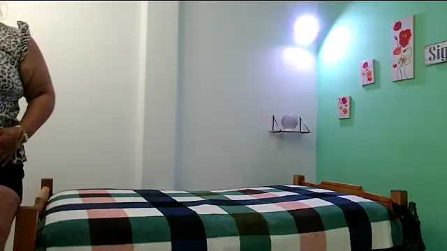 Snapshot of evaleribigtits18 chatting on February 6, 1:23 am evaleribigtits18 online show from February 6, 1:23 am