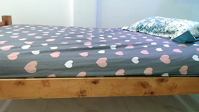 Snapshot of evaleribigtits18 chatting on February 3, 2:00 am evaleribigtits18 online show from February 3, 2:00 am