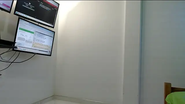 Snapshot of evaleribigtits18 chatting on February 20, 12:29 am evaleribigtits18 online show from February 20, 12:29 am