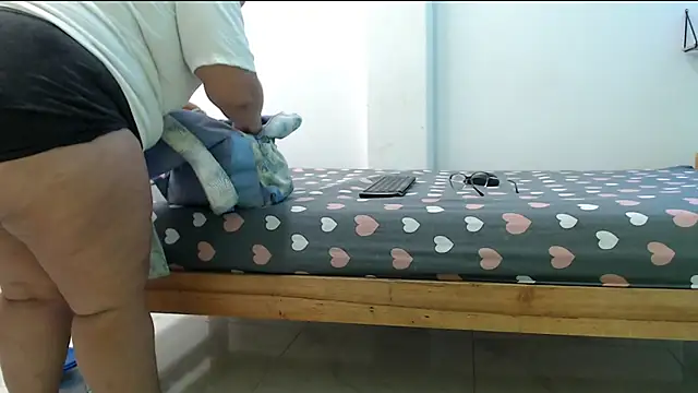 evaleribigtits18 online show from March 11, 2:05 am