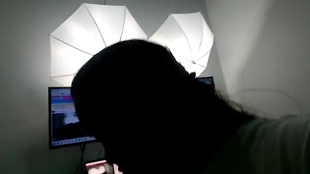 evaleribigtits18 online show from April 14, 1:10 am