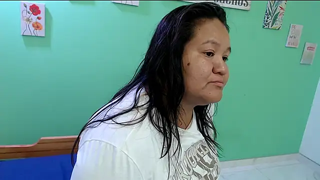 Snapshot of evaleribigtits18 chatting on February 10, 12:31 am evaleribigtits18 online show from February 10, 12:31 am