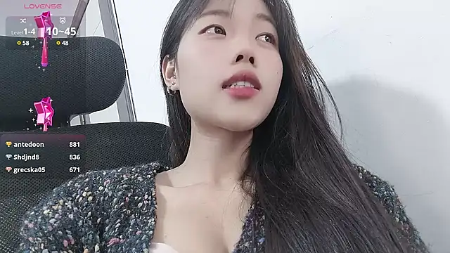 Snapshot of Lvy--v chatting on December 29, 1:45 am Lvy--v online show from December 29, 1:45 am