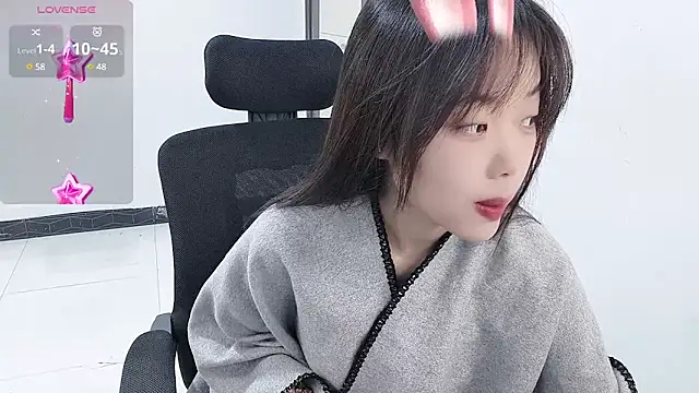 Snapshot of Lvy--v chatting on December 29, 10:47 pm Lvy--v online show from December 29, 10:47 pm