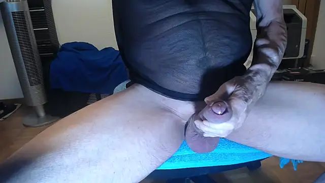 Snapshot of MrTrent chatting on March 4, 2:32 pm MrTrent online show from March 4, 2:32 pm