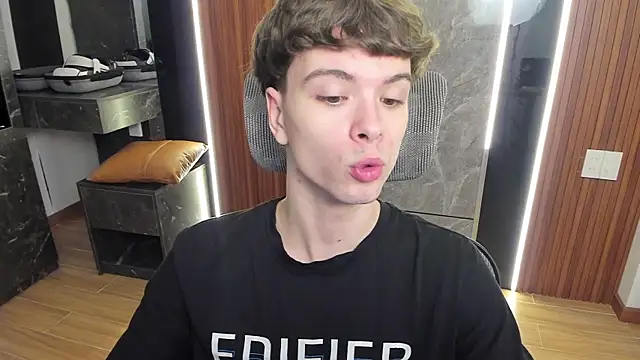 Snapshot of calvin_love_you chatting on June 27, 5:41 pm calvin love you online show from June 27, 5:41 pm