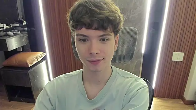 Snapshot of calvin_love_you chatting on June 30, 2:17 pm calvin love you online show from June 30, 2:17 pm