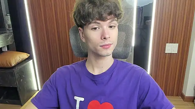 Snapshot of calvin_love_you chatting on April 19, 6:10 pm calvin love you online show from April 19, 6:10 pm