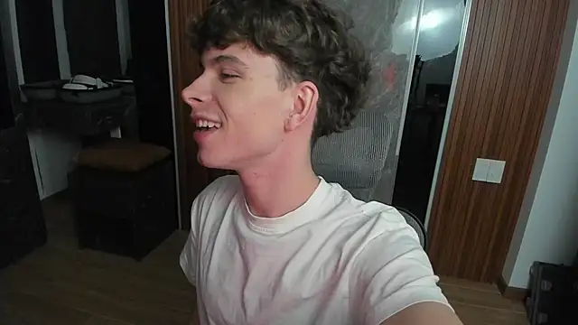 Snapshot of calvin_love_you chatting on May 16, 5:01 pm calvin love you online show from May 16, 5:01 pm