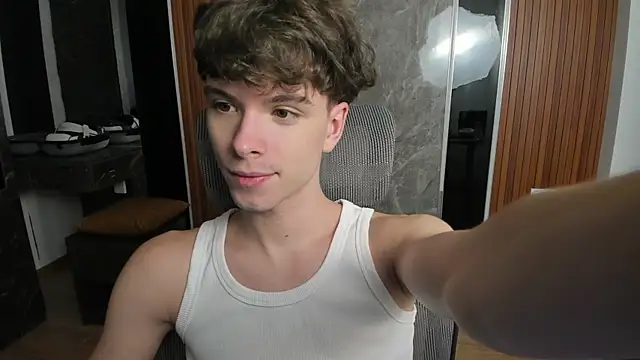 Snapshot of calvin_love_you chatting on June 6, 5:07 pm calvin love you online show from June 6, 5:07 pm