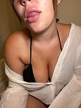 Snapshot of lilylush24 chatting on February 22, 10:07 am lilylush24 online show from February 22, 10:07 am