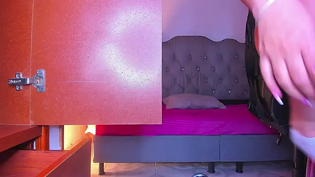 Tahiraa  online show from October 11, 1:01 pm